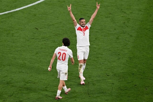Merih Demiral jubelt nach seinem zweiten Treffer mit Ferdi Kadioglu mit dem Wolfsgruß.