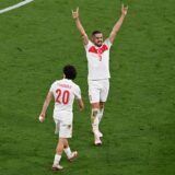 Merih Demiral jubelt nach seinem zweiten Treffer mit Ferdi Kadioglu mit dem Wolfsgruß.