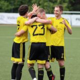Spieler von SuS Kaiserau liegen sich bei einem Torjubel mit Freudentränen in den Armen.
