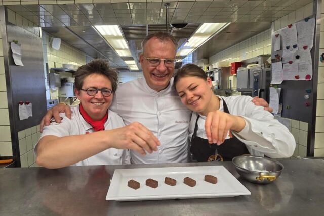 Unverschämt „lecka“: Selbst gemachte Schoko-Riegel ohne Zucker. Nach dem Foto-Klick waren alle weg. Günther Overkamp, Tochter Hannah, die im August eine Ausbildung zur Konditorin beginnt, und Küchenchefin Bianca Overkamp griffen ganz schnell zu.