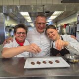 Unverschämt „lecka“: Selbst gemachte Schoko-Riegel ohne Zucker. Nach dem Foto-Klick waren alle weg. Günther Overkamp, Tochter Hannah, die im August eine Ausbildung zur Konditorin beginnt, und Küchenchefin Bianca Overkamp griffen ganz schnell zu.
