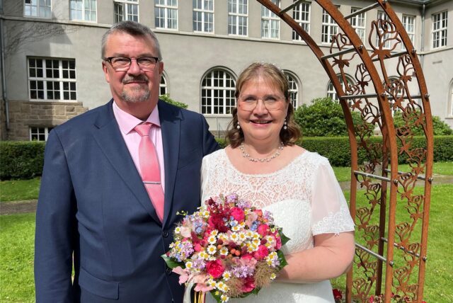 Tobias und Claudia Esche stehen vor dem Rathaus Schwerte.
