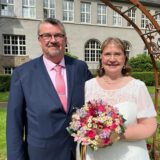 Tobias und Claudia Esche stehen vor dem Rathaus Schwerte.