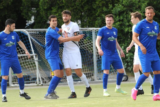Zwei Spieler versuchen sich Platz zu schaffen.