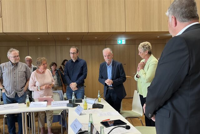 Bürgermeisterin Ulrike Drossel, selbst Mitglied der Bürgerinitiative, verabschiedet in der Ratssitzung am 4. Juli 2024 mit emotionalen Worten den langjährigen BBL-Ratsherrn Wilfried Brinkmann.