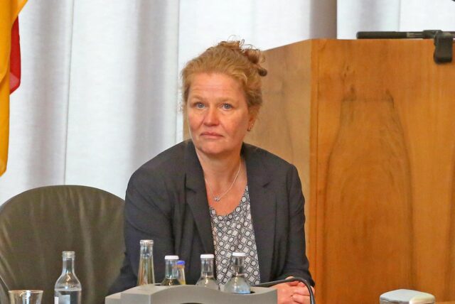 Sandra Diebel sitzt im Ratssaal der Stadt Bergkamen auf einem Stuhl.