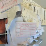 Rezepte, Überweisungen, Krankschreibungen und sogar Bilder einer Darmspiegelung lagen nur halbherzig zerrissen in der Papiertonne.