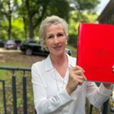 Frances Trümper, Leiterin des Arbeitskreises gegen Spielsucht in Unna, hält die „Rote Studie“ in Händen.