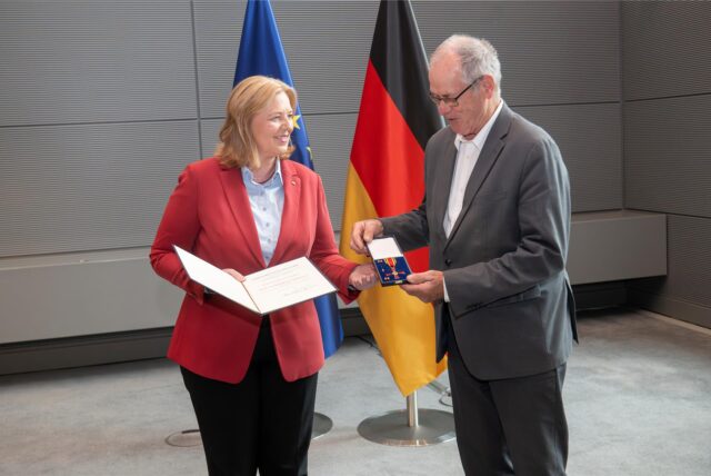 Aushändigung der Ordensinsignien des Verdienstordens der Bundesrepublik Deutschland an aktive und ehemalige Mitglieder des Deutschen Bundestages durch Bundestagspräsidentin Bärbel Bas im Deutschen Bundestag in Berlin: Hier an Friedrich Ostendorff, Bündnis 90/Die Grünen