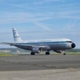 Ein Flugzeug der deutschen Fluggesellschaft Condor am Flughafen Dortmund vor ihrem Erstflug nach Palma de Mallorca.