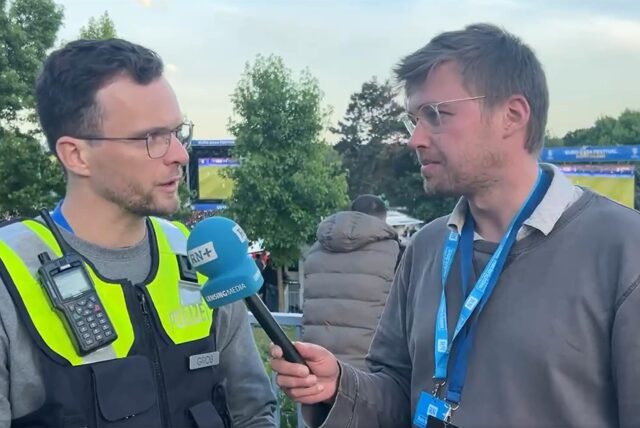 Felix Groß, Pressesprecher der Dortmunder Polizei, erklärt, wie die Polizei mit dem rechten Wolfsgruß der türkischen Fans umgeht.