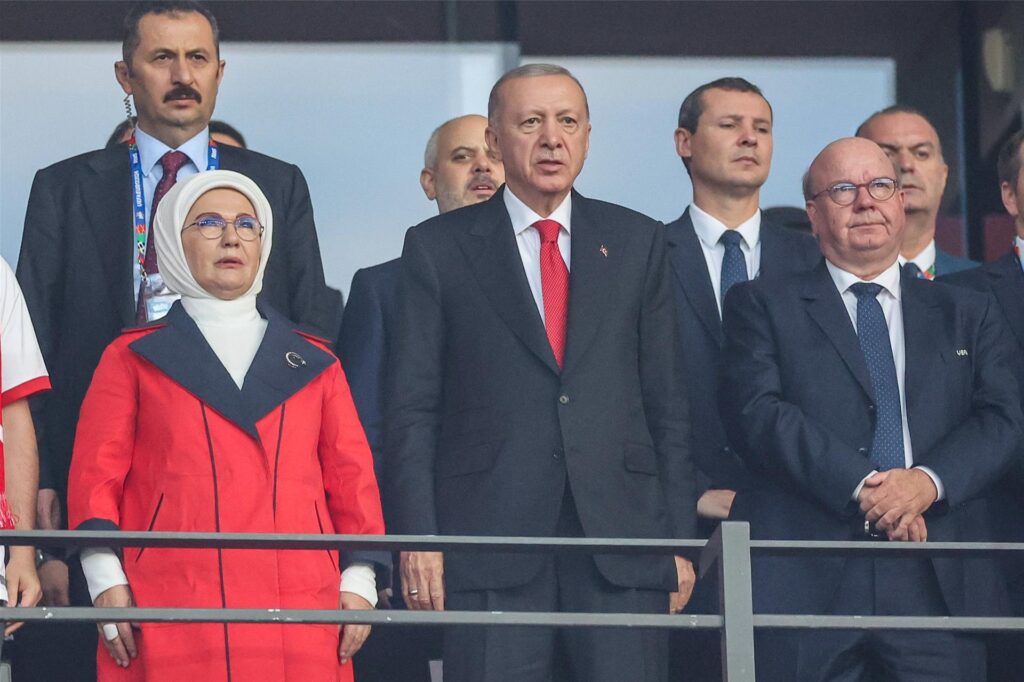 Recep Erdogan verfolgte das Spiel von der Tribüne aus. Recep Erdogan verfolgte das Spiel von der Tribüne aus.
