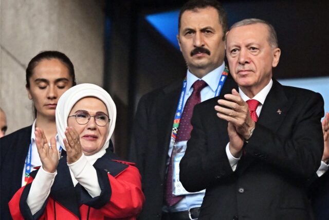 Recep Tayyip Erdogan (r), Präsident der Türkei, und seine Frau Emine Erdogan (vorne l) applaudieren vor dem Spiel auf der Tribüne.