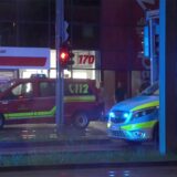 Ein Polizei- und Feuerwehrwagen stehen nach einem Unfall in Dortmund am Einsatzort.