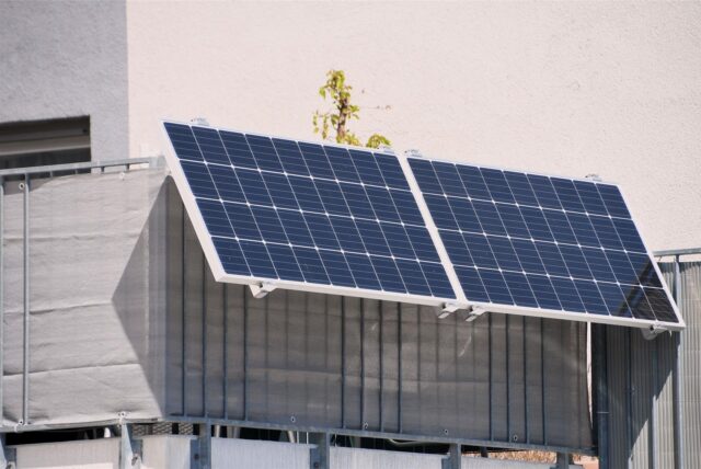 Ein Solargerät an einem Balkon.