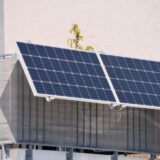 Ein Solargerät an einem Balkon.