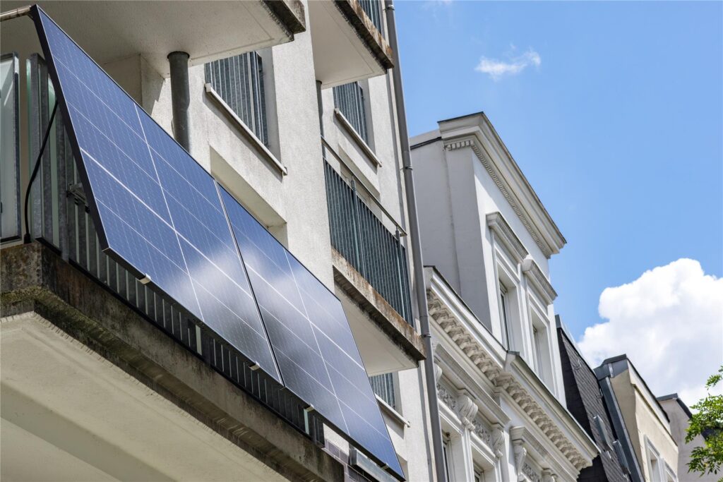 Ein Solargerät an einem Balkon.