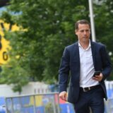 Lars Ricken ist vor dem BVB-Logo zu sehen.