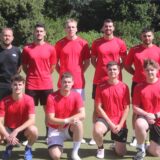 Cheftrainer Marc Woller (hinten, v.l.) stellt seine Neuzugänge vor: Ahmed Cirak, Theo Mainz, Rafael Kovac und Pio Carmile Castaldi. Vorne: Kovay Baykut (v.l.), Finn Welter, Mike Rosenkranz und Lennes Ostermann. Es fehlen: Marcello Paschedag und Aram Abdo.