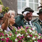 Angeles und Sebastian Becker stehen auf der Rathaus-Treppe in Holzwickede.