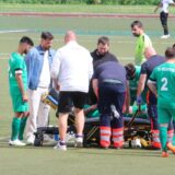 Rettungssanitäter kümmern sich um TIU-Spieler Taner Erel, der sich in Weddinghofen bei einem Pressschlag verletzt hat.