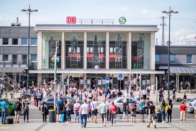 Der Dortmund Hauptbahnhof von außen mit vielen Menschen davor.