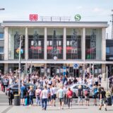 Der Dortmund Hauptbahnhof von außen mit vielen Menschen davor.