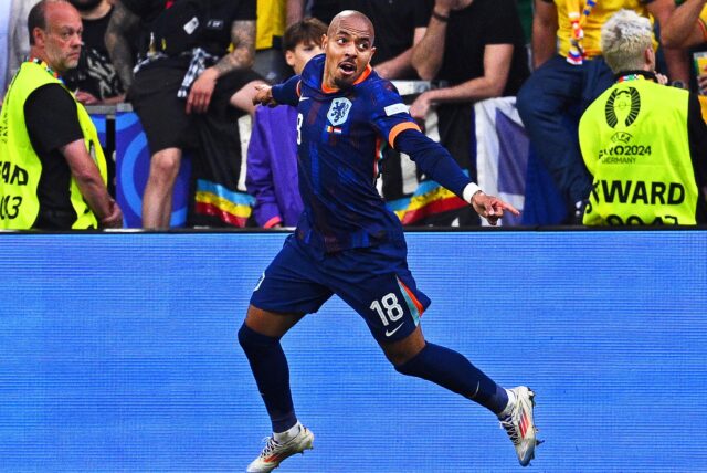 Donyell Malen bejubelt ein Tor.