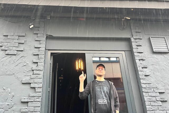 Einer der Betreiber vor dem Eingang zur Kneipe „Hirsch Q“ in Dortmund.