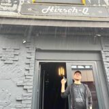 Einer der Betreiber vor dem Eingang zur Kneipe „Hirsch Q“ in Dortmund.