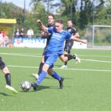 Ein Spieler des SV Südkirchen versucht den Ball an seinem Gegner vorbeizuspielen.