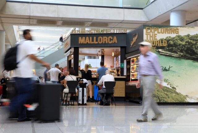 Urlauber im Abflugbereich des Flughafens von Palma de Mallorca.