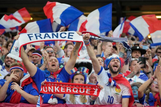 Französische Fans feuern die Französische Nationalmannschaft bei der Fußball-Europameisterschaft 2024 in Deutschland an.