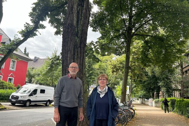 Olaf Greve und Jutta Falk sorgen sich um den Erhalt der Alleebäume an der Kreuzstraße.