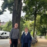 Olaf Greve und Jutta Falk sorgen sich um den Erhalt der Alleebäume an der Kreuzstraße.