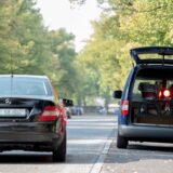 Ein Radarwagen blitzt einen vorbeifahrenden Pkw.