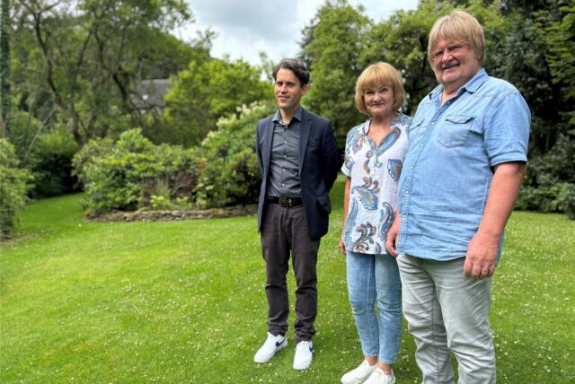 Viele Bürger wie etwa Familie Harder (rechts im Bild) haben mit der Hilfe von Haus & Grund Anwalt Christian Kretz (links im Bild) gegen den Grundsteuerwertbescheid vom Finanzamt Einspruch eingelegt.