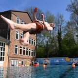 Im Freibad Bornekamp in Unna springt ein Mann mit Badehose ins Wasser
