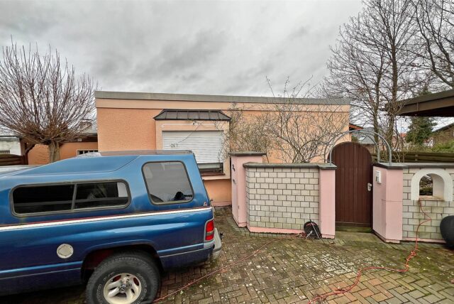Vor einem Einfamilienhaus in Opherdicke steht ein pkw