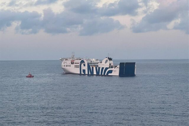 Auf diesem von der spanischen Seenotrettung zur Verfügung gestellten Bild ist ein Einsatz bei der Fähre «Tenacia» zu sehen.