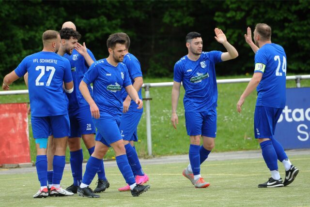 Die Spieler des VfL Schwerte klatschen sich ab.