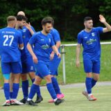 Die Spieler des VfL Schwerte klatschen sich ab.