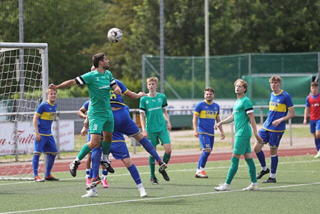 Wethmar gegen SV Herbern im Kopfballduell.