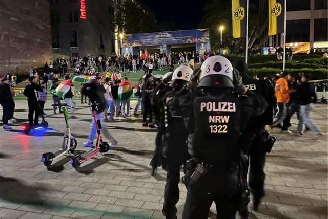 Zwischen Hauptbahnhof und Petrikirche ist es zu Tumulten gekommen, als eine Gruppe junger Leute mit kurdischen Flaggen provozierend umhergezogen ist.