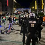 Zwischen Hauptbahnhof und Petrikirche ist es zu Tumulten gekommen, als eine Gruppe junger Leute mit kurdischen Flaggen provozierend umhergezogen ist.