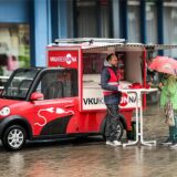 Das neue elektrische VKU-Infomobil ARI steht auf einem Marktplatz im Kreis Unna.