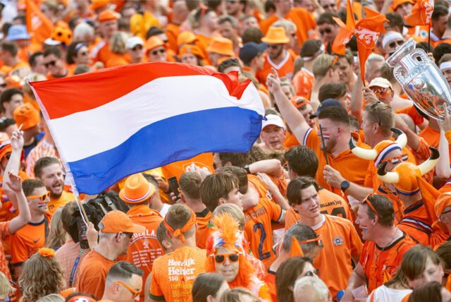 Niederländische Fans feuern ihre Nationalmannschaft bei der Fußball-Europameisterschaft 2024 in Deutschland an.