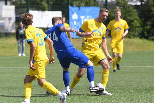 Ein Spieler des VfL Schwerte will den Ball erobern.