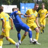 Ein Spieler des VfL Schwerte will den Ball erobern.