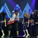 Mitglieder der Abba-Tribute-Band „4 Swedes“ stehen auf der Bühne und machen Musik